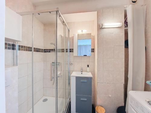 une salle de bain avec douche et lavabo dans l'établissement Charmant studio Terrasse Piscine, à Sanary-sur-Mer