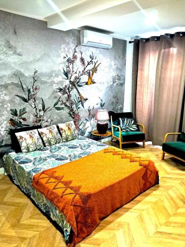 une chambre avec un lit et un tableau au mur dans l'établissement Casa Vittoria, à Bastia