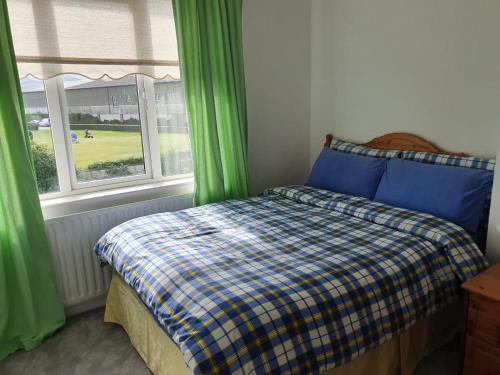 Ένα ή περισσότερα κρεβάτια σε δωμάτιο στο Comfortable home by the Golf links and Sea