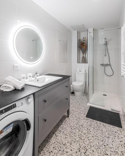 une salle de bain avec une machine à laver et un lavabo dans l'établissement Apartment 2 bedroomed Lena Montry, à Montry