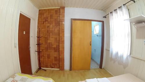 En eller flere senge i et værelse på Pousada e Hospedaria Alternativa Ladi Laura