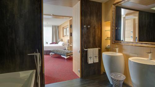 Ein Bett oder Betten in einem Zimmer der Unterkunft Hotel MiM Sitges & Spa