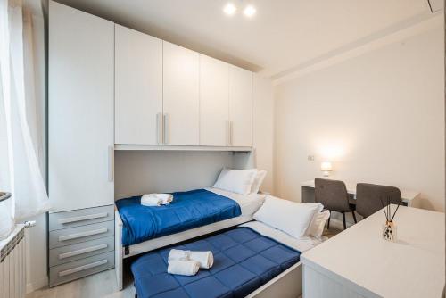 a small bedroom with a bed and a desk at Rapallo Center Sea Just Steps Away - Aria Condizionata - WiFi in Rapallo