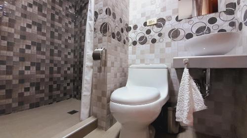 a bathroom with a toilet and a sink at La Rinconada de Churin in Churín
