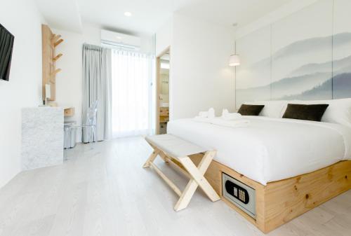 A bed or beds in a room at Kate and Hasu Boutique Chiangmai