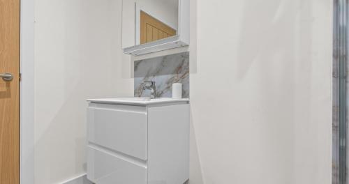 Φωτογραφία από το άλμπουμ του Prime Town Centre Location I Gold St D-Lux 1BR Apartment with Sofa Bed, Modern Amenities, Walk to Train, Bus Stations, Shops & Cafés I Leisure and Business Stays Welcome MULTIPLE UNITS AVAILABLE στο Νορθάμπτον