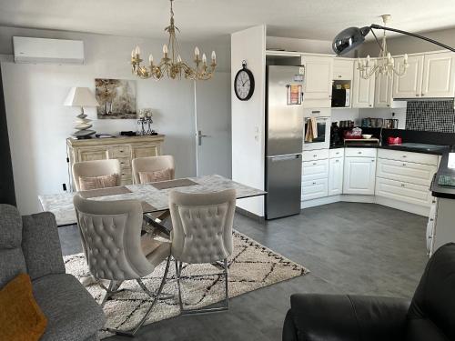 une cuisine et une salle à manger avec une table et des chaises dans l'établissement Bord de mer, à Fréjus