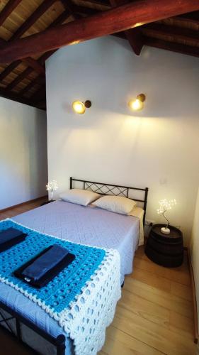 a bedroom with two beds in a room at Casa dos meus avós Mar & Biscoitos in Biscoitos