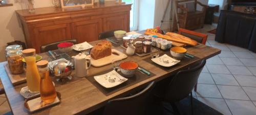 - une table en bois avec de la nourriture et des boissons dans l'établissement Les chambres du 407, à Plouguerneau