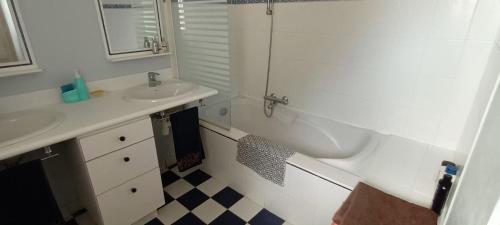 une salle de bain avec un lavabo, une baignoire et des toilettes dans l'établissement Les chambres du 407, à Plouguerneau