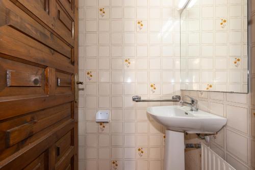 a bathroom with a sink and a mirror at Rentalmar Los Angeles in Miami Platja
