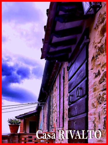a building with purple paint on the side of it at Casa RIVALTO - Antiche Dimore Pisane in Rivalto