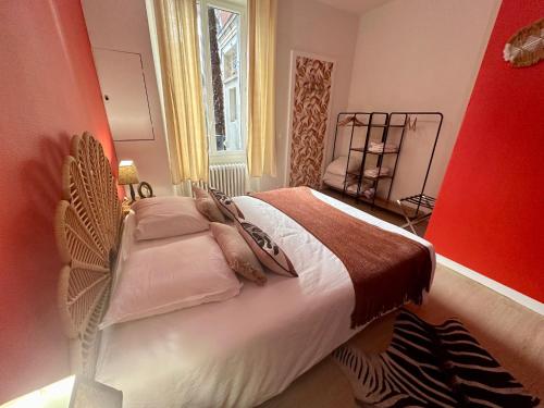 une chambre avec un lit avec des oreillers et une fenêtre dans l'établissement Le Sunlight, Gare Centre ville, 4 Personnes, au Mans