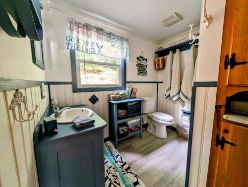 Bilik mandi di Kayak Cabin on Flanders Pond NEW