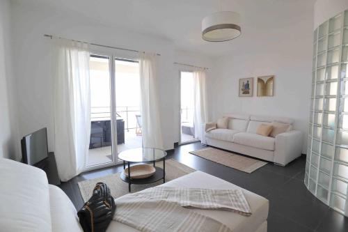 un salon avec un canapé blanc et une table dans l'établissement Luxurious Apartments Monaco&SeaView, InfinityPool&Parking, à Beausoleil