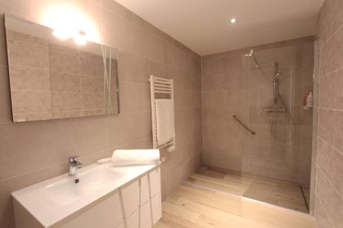 une salle de bain avec un lavabo et une douche dans l'établissement Luxurious Apartments Monaco&SeaView, InfinityPool&Parking, à Beausoleil