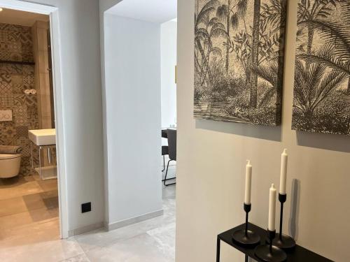 - un salon avec trois bougies sur une table dans l'établissement Menton City Center One Bedroom , Beach & Sea View #15, à Menton