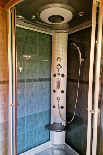 La salle de bains est pourvue d'une cabine de douche en verre. dans l'établissement Chalet de montagne à La Bresse, proche des pistes de ski et des lacs, à La Bresse