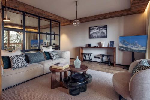 un salon avec un canapé et une table dans l'établissement Antarès URSA 401 - luxury apartment ski inski out, à Méribel