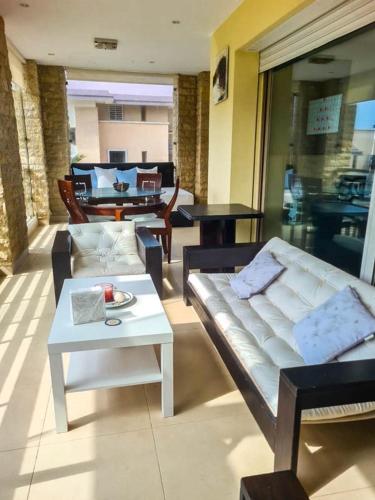a living room with a couch and a table at Beach Apartement prestigia in Sale