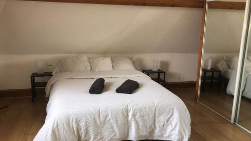 - un lit avec 2 chaussons noirs dans l'établissement La Tourelle, à Heuringhem