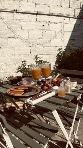 - une table de pique-nique avec des plaques de cuisson dans l'établissement Le repaire magique proche paris et Disney, à Fontenay-sous-Bois