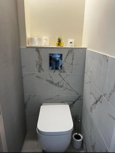 une salle de bain avec des toilettes blanches dans une chambre dans l'établissement Agréable T2 avec terrasse et parking à La Rochelle - CAR13365HTR, à La Rochelle