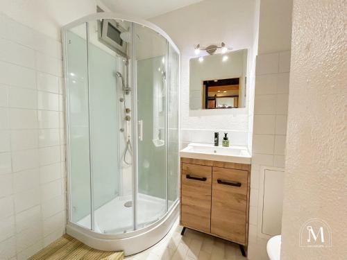 une salle de bain avec douche et lavabo dans l'établissement Studio rez de jardin dans résidence avec piscine, à Bandol