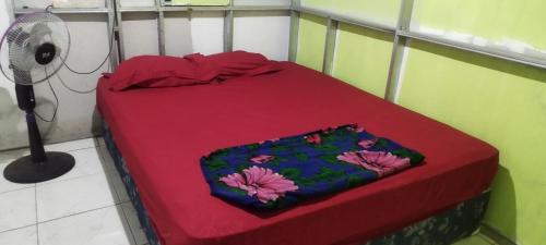 Giường trong phòng chung tại Agus Lodge