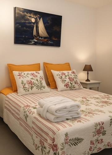 une chambre avec un lit avec des serviettes dessus dans l'établissement 2 Pièces Rdc Villa Piscine, à La Roquette-sur-Siagne