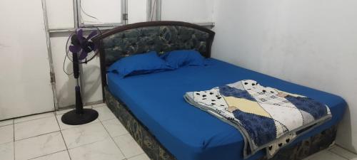 Giường trong phòng chung tại Agus Lodge