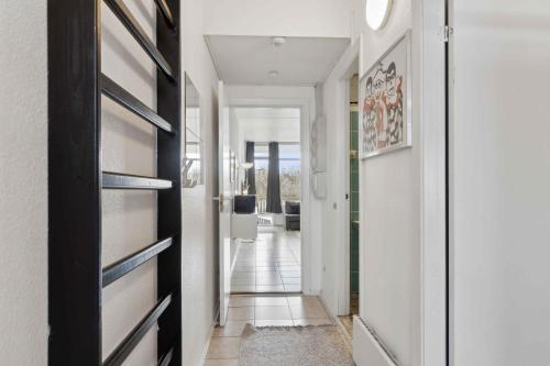 un pasillo con una puerta que conduce a una sala de estar en Holiday Apartment Near Bønnerup, en Glesborg