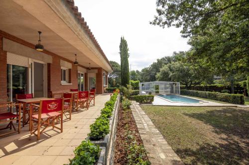 Бассейн в Casa con piscina en Vilobí dOnyar или поблизости