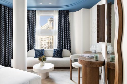 a living room with a couch and a table at One Shot Puerta Ruzafa in Valencia