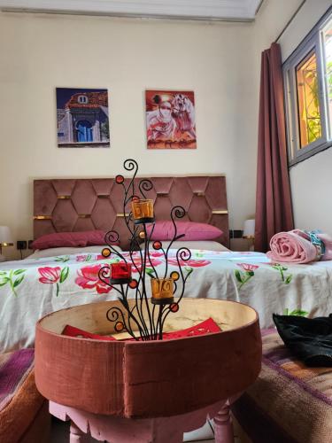 Postel nebo postele na pokoji v ubytování Riad Ramona lQariya seyaheya