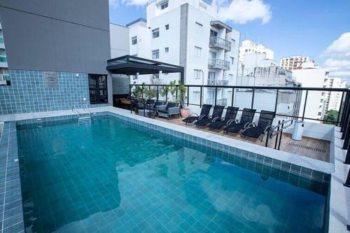 a swimming pool on top of a building at Hospedagem Sofisticada em Perdizes – Próxima ao Allianz Parque e Espaço Unimed in Sao Paulo