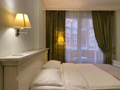 Royal City Hotelにあるベッド