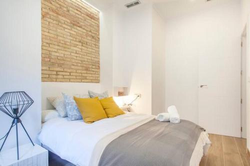 new apartment 4 pax front central station wifi