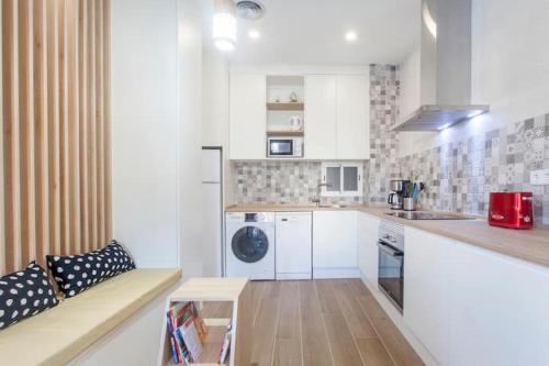 new apartment 4 pax front central station wifi