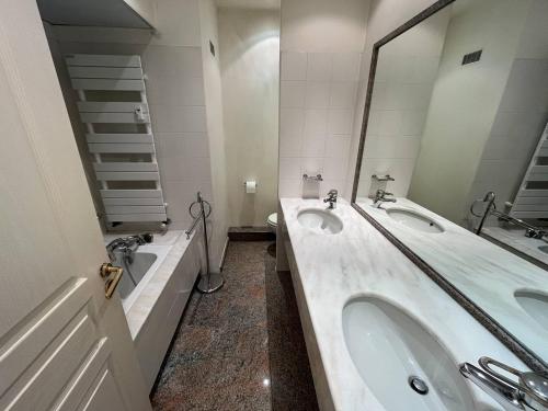 une salle de bain avec deux lavabos et un grand miroir dans l'établissement 540 Cannes La Croisette - Joli studio au calme coté jardin, à Cannes