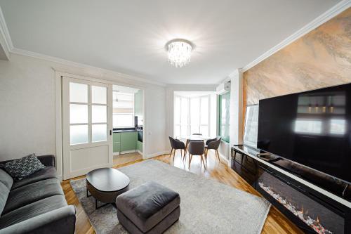 TV a/nebo společenská místnost v ubytování Modern 2BR Stunning Park View