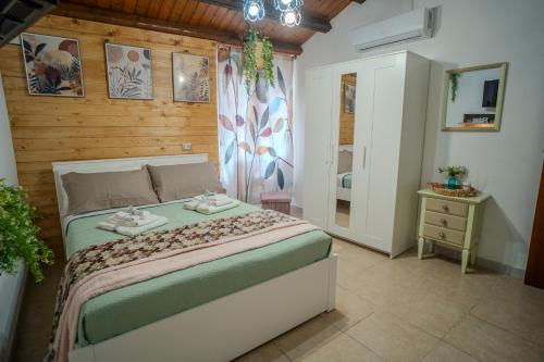 una camera da letto con un letto grande e una finestra di La Casetta di Dandrì a Monreale