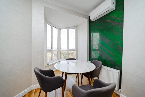 Posezení v ubytování Modern 2BR Stunning Park View