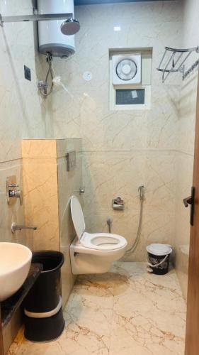 un baño con inodoro y lavabo en Hotel AU Villa-Just 2km Away From TajMahal, en Agra