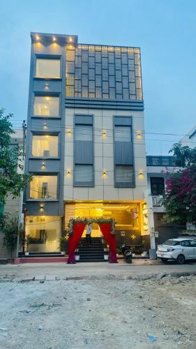 un gran edificio con un arco rojo delante de él en Hotel AU Villa-Just 2km Away From TajMahal, en Agra