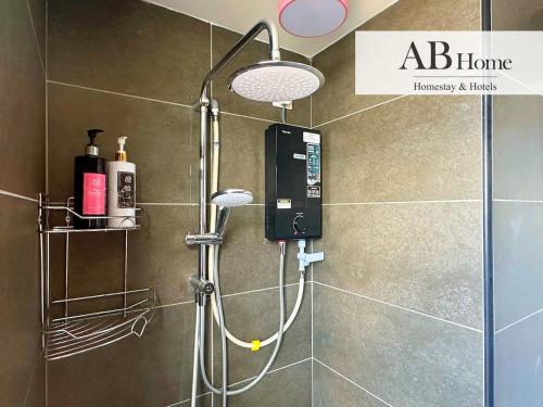 eine Dusche mit Telefon im Bad in der Unterkunft ABHOME "BOSS SUITE" Midas Seri Alam #Mall #Masai JB in Masai