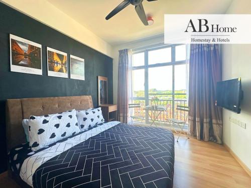 ein Schlafzimmer mit einem Bett und einem Balkon in der Unterkunft ABHOME "BOSS SUITE" Midas Seri Alam #Mall #Masai JB in Masai
