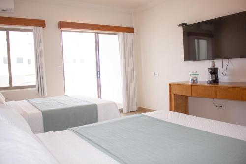 Postel nebo postele na pokoji v ubytování Costa Elegante Hotel & Suites