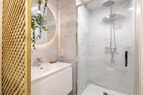 une salle de bain blanche avec un lavabo et une douche dans l'établissement New! Remodeled Appartement in the Heart of Nice, Beach 3 min, 2BR, AC, Elevator, Amazing little terrace, Best Location!, à Nice