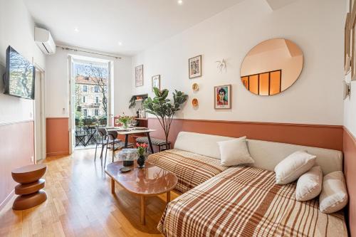 un salon avec un canapé et une table dans l'établissement New! Remodeled Appartement in the Heart of Nice, Beach 3 min, 2BR, AC, Elevator, Amazing little terrace, Best Location!, à Nice